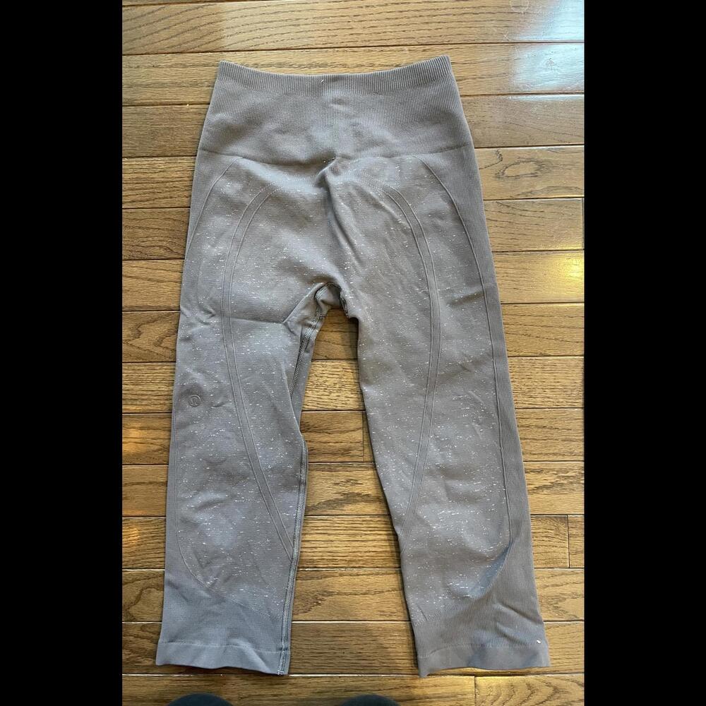 Cropped lululemon mauve seamless leggings size 4